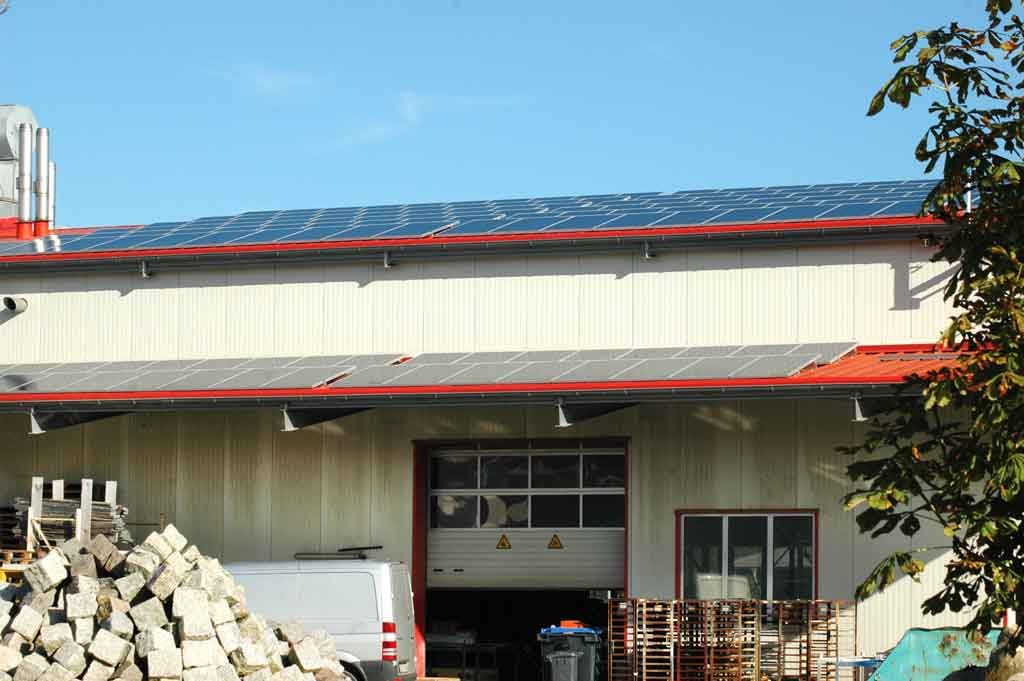 Photovoltaikanlage 83,26 KWp auf dem Dach einer Lackiererei