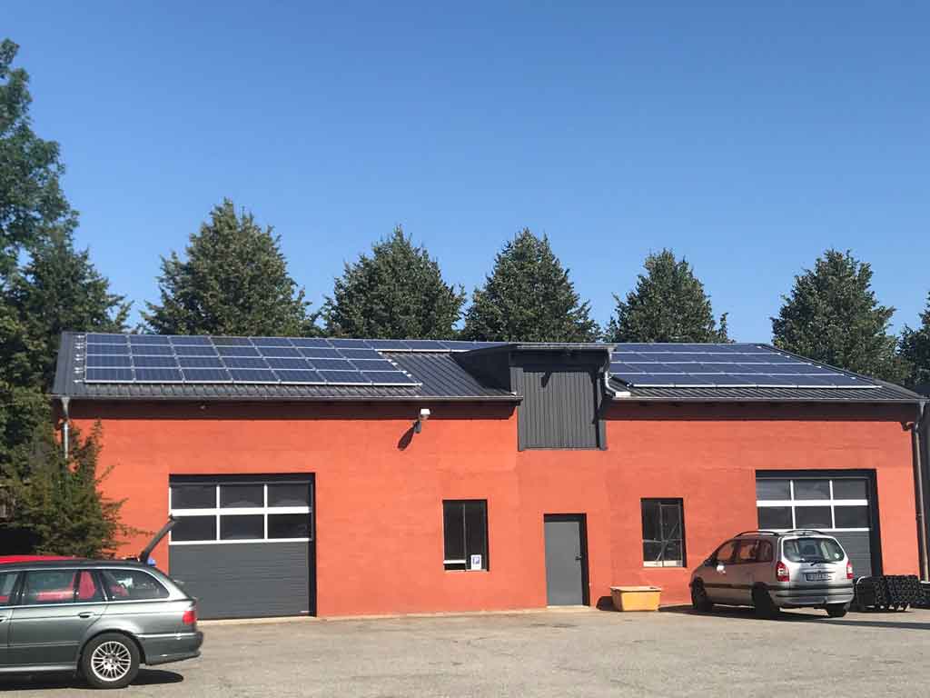 Photovoltaikanlage 15,70 KWp mit Stromspeicher auf dem Dach einer Baufirma