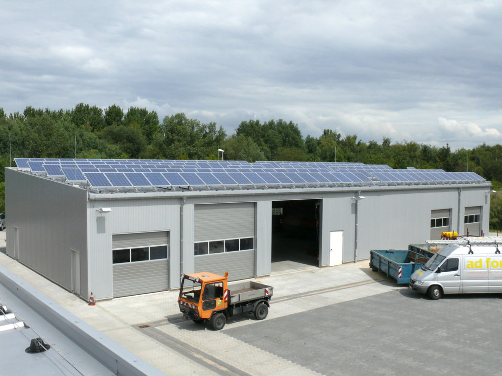 Photovoltaikanlage mit 55,26 kWp auf dem Dach eines Bauhofes in Schenefeld